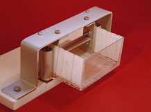 halb herausgezogener Rollkasten mit Aufrollmechanismus halb herausgezogener Rollkasten mit Aufrollmechanismus
